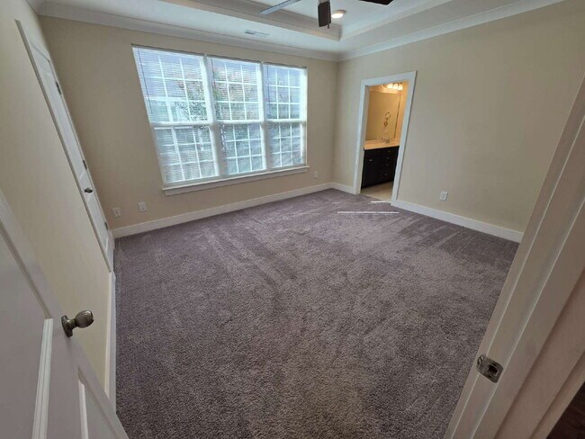Building Photo - "Charming Kernersville Townhouse: Spacious 3-Bedroom Retreat with 2.5 Baths on Eastfall Street!"