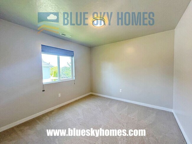 Building Photo - 2572 E Mariposa Dr