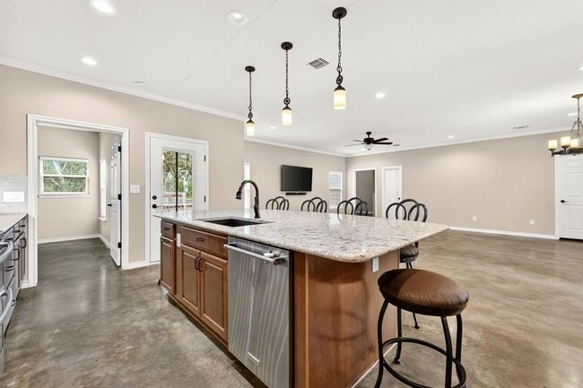 Building Photo - 606 Rogart Dr