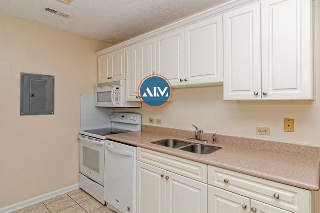 Building Photo - Charming First-Floor Condo with Pond Views at The Estate at Westbury