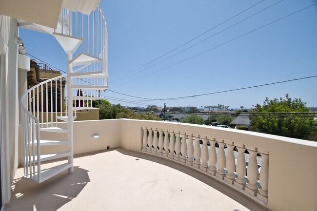 Building Photo - Beautiful Ocean View Townhome with Remodel...