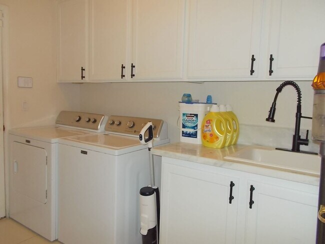 Building Photo - Stunning Fully Remodeled Luxury Home in Peccole Ranch