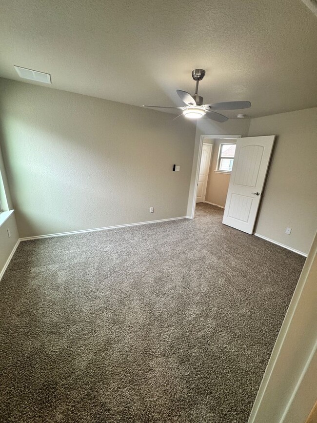 Building Photo - Ready for Move In! Roomy Updated 3 bedroom...