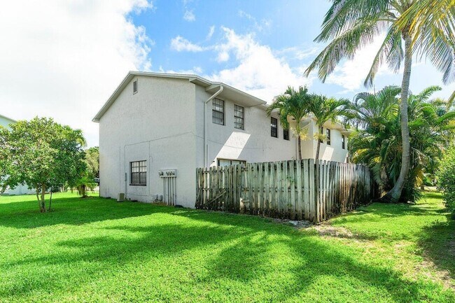 Building Photo - 421 N Cypress Dr