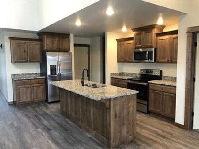 Building Photo - Spacious and Nicely Finished Townhome in Bozeman