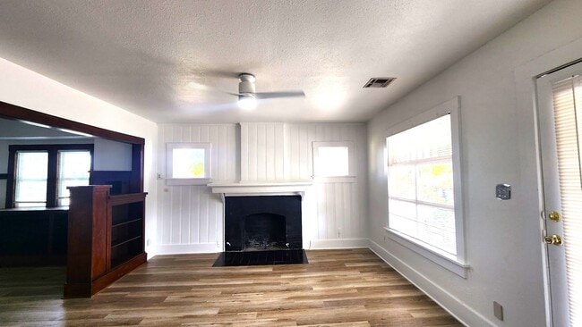 Building Photo - 2 BED 1 BATH CENTRAL PARK ADDITION NEAR PA...
