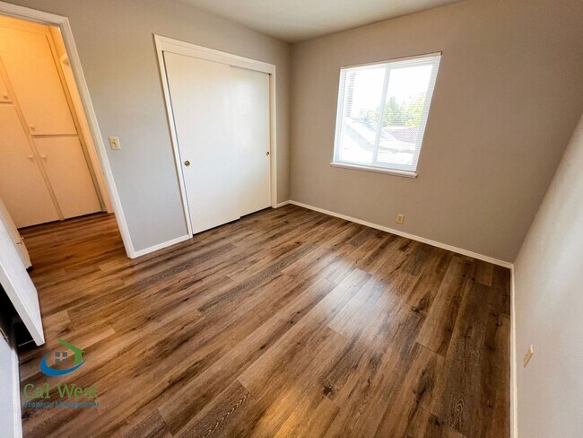 Building Photo - $2,195 - Cozy 1/1 located near the Rose Garden