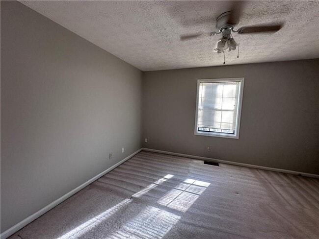 Building Photo - 502 Oakwood Ct