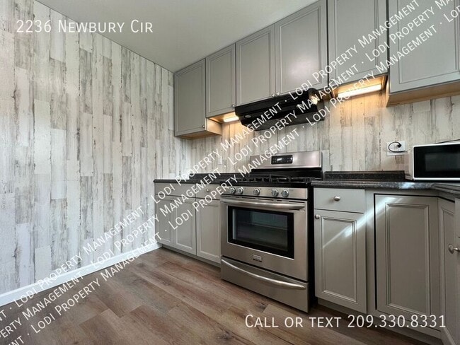 Building Photo - 2236 Newbury Cir