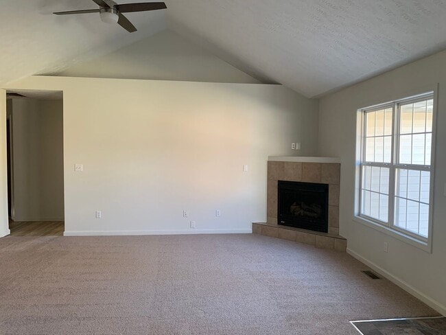 Building Photo - Beautiful Home For Rent!