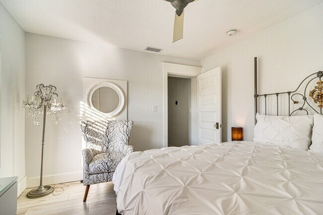 Building Photo - 5172 Coquina Key Dr SE