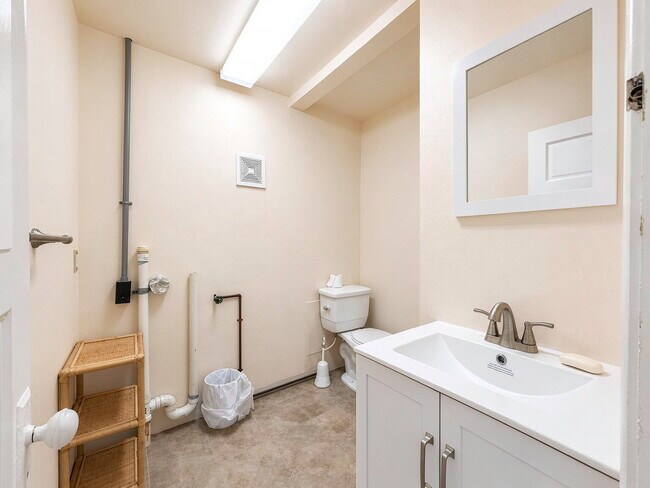 Building Photo - 2 bedroom, 1 bath in Daytona Beach