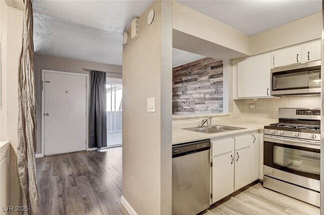 Building Photo - 1544 Hialeah Dr