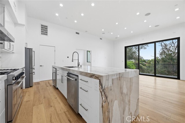 Building Photo - 6565 Pickwick St