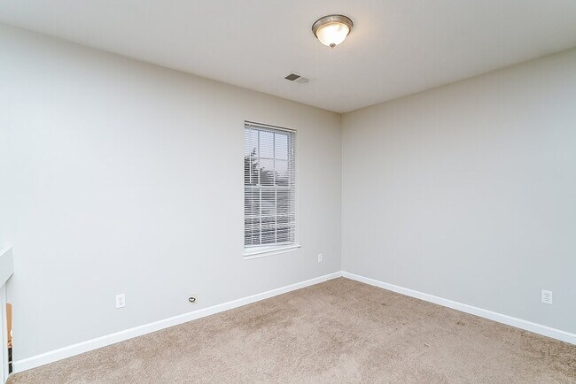 Building Photo - 4033 Pepperwood Dr