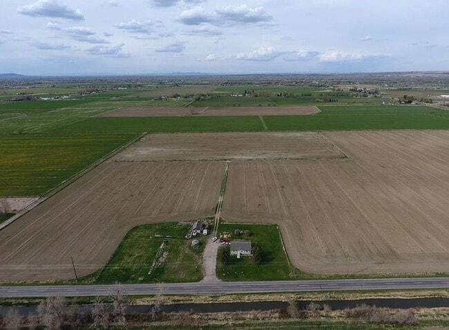 Building Photo - Single Family 2-Bed, 1-Bath country home o...