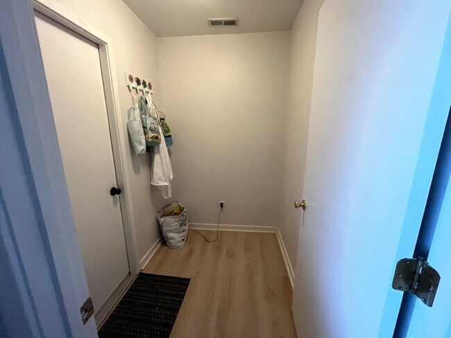 Building Photo - 6-month SUMMER rental within minutes of Wrightsville Beach!