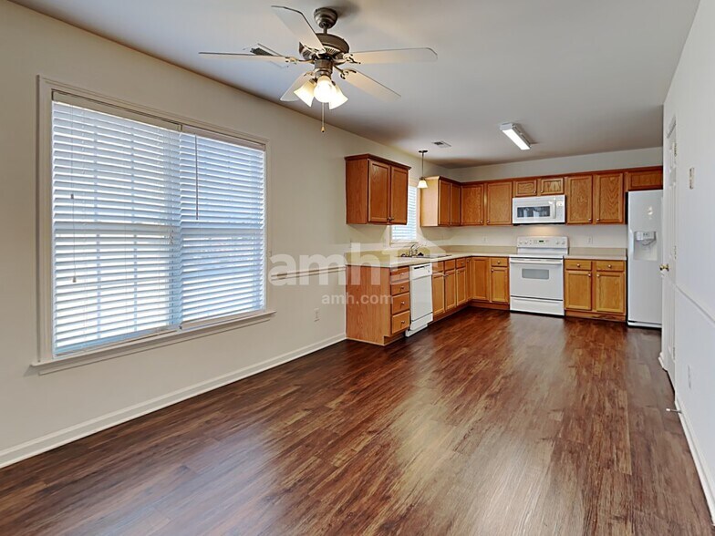 Building Photo - 1843 Longmont Dr