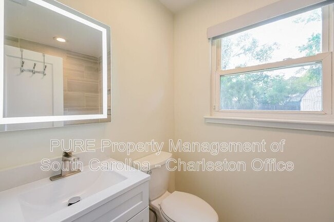 Building Photo - 1239 Sunset Dr