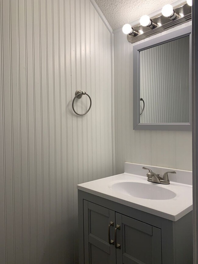 Building Photo - Renovated Townhome Near UNC, Downtown, fle...