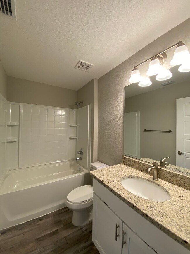 Building Photo - Custom Home - Desirable SE Ocala Neighborh...