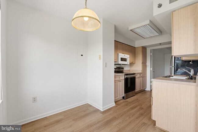 Building Photo - 2151 Jamieson Ave