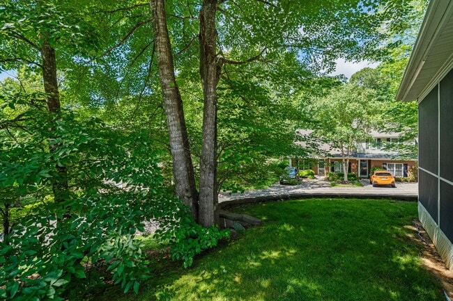 Building Photo - Available 07/10/26! Lovely 3 bedroom townhome close to the Eno River in Country Club Heights!