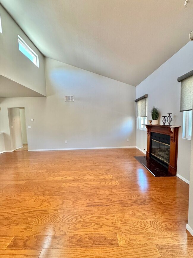 Building Photo - Charming 2 bed 1.5 bath condo, with attached 2 car garage!