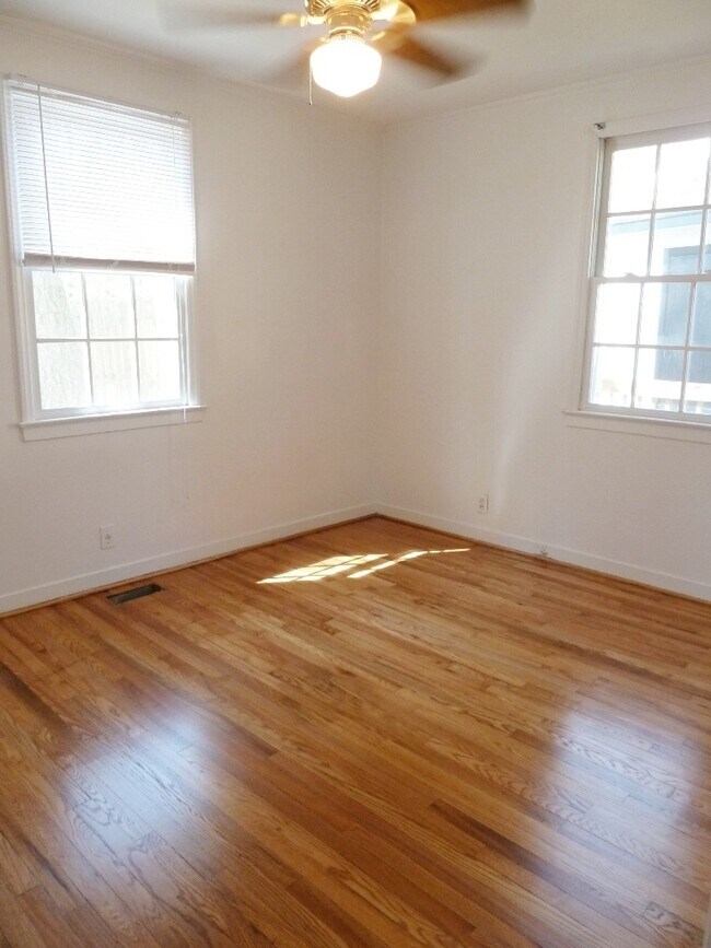 Building Photo - Lovely 2 bedroom home with hardwood floors, deck and sweet location in Chapel Hill