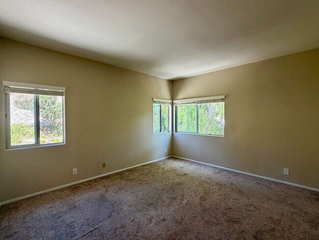 Building Photo - Spacious Five Bedroom in Rancho Del Oro