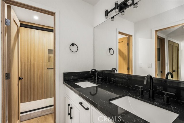 Building Photo - 2565 Santa Ana Ave