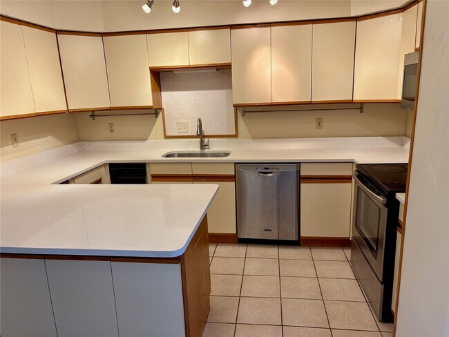 Building Photo - 1830 Veranda Dr