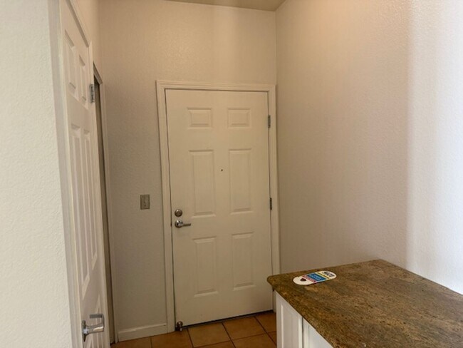 Building Photo - Charming Condo offer convinience and seclusion