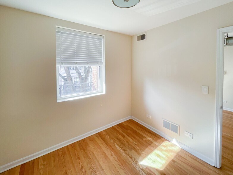 Building Photo - 2510 W Leland Ave
