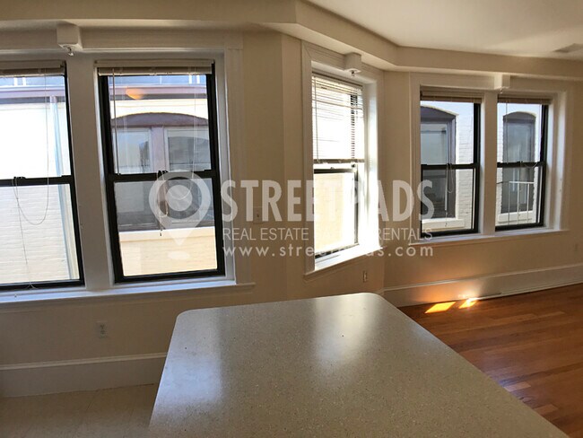 Building Photo - 881 Massachusetts Ave