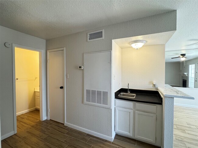 Building Photo - 6500 Sands Point Dr