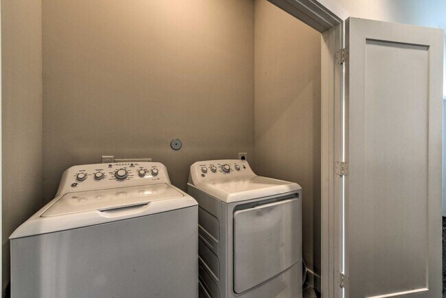 Building Photo - 2107 Stuart St