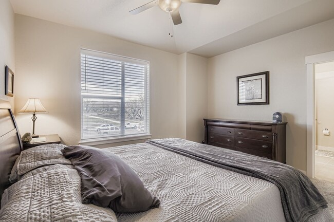 Building Photo - 808 Schlagel St