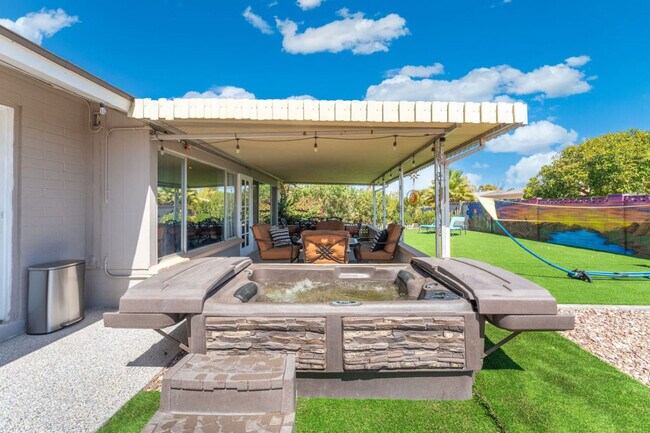 Building Photo - 11031 W Cumberland Dr