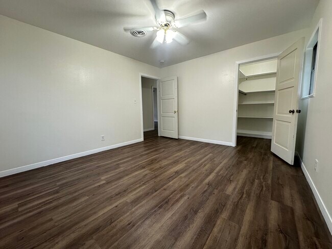 Building Photo - 711 E Locust Ave