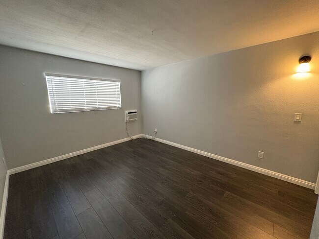 Building Photo - Tri-plex 2 bedroom 1 bathroom apartment of...