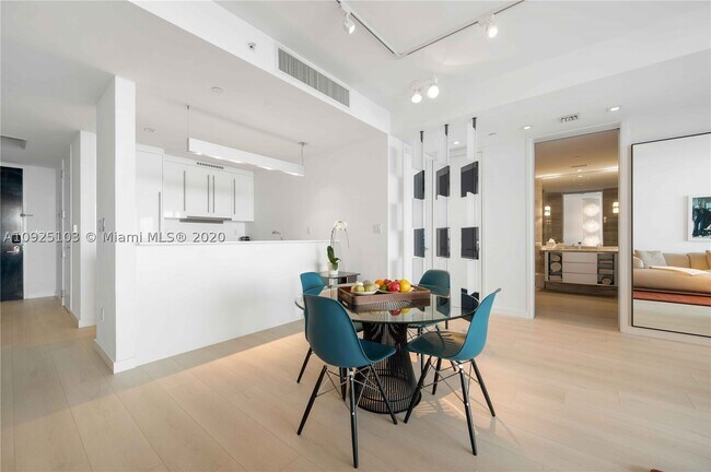 Building Photo - 2201 Collins Ave
