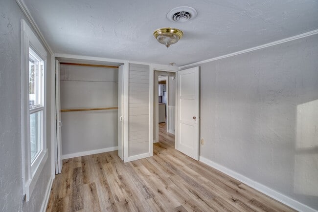 Building Photo - Crisp Remodeled 3-Bdr in Heart of Sisters!