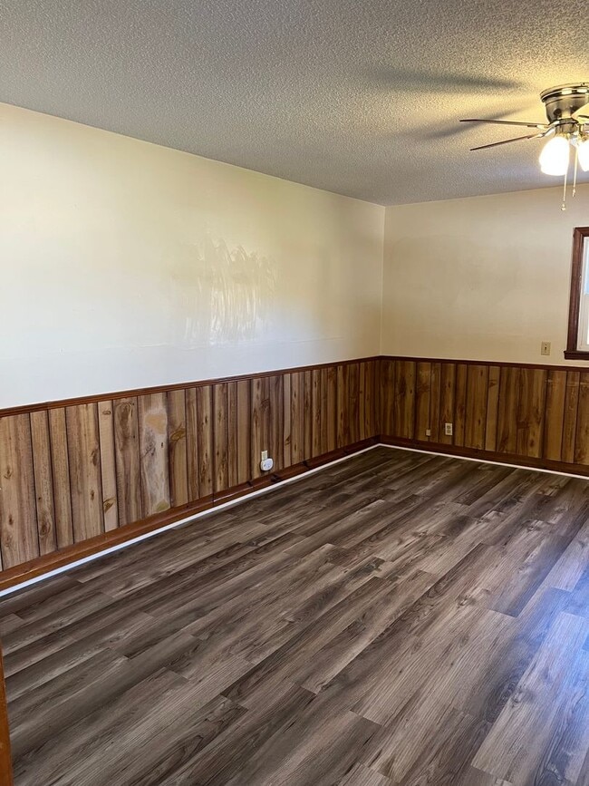 Building Photo - 2 Bedroom Apartment Located in Beautiful Warrensville