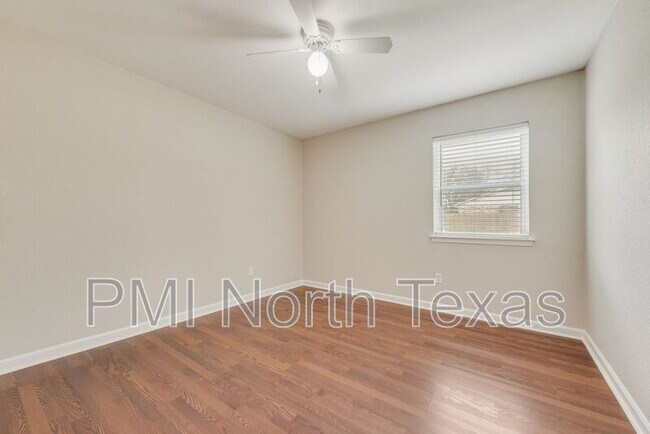 Building Photo - 305 Live Oak Dr