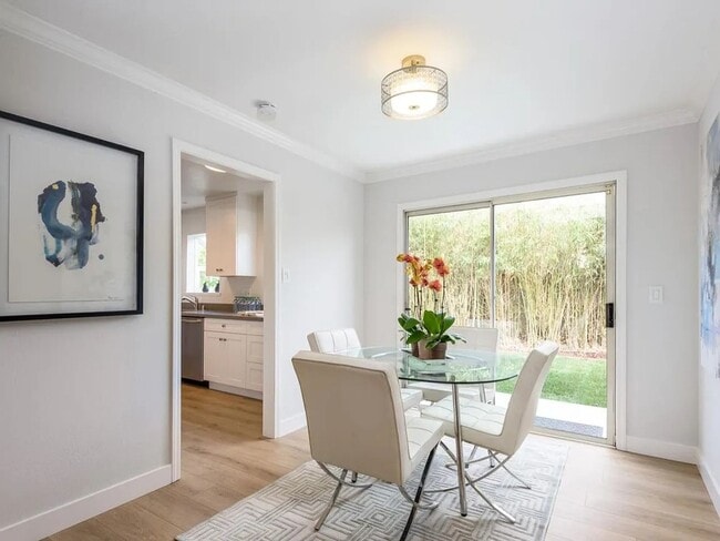 Building Photo - Cute Cottage in Belle Haven, Updated Interior, Remodeled Kitchen, Private Backyard!