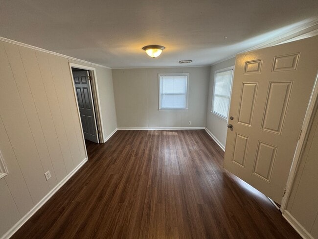 Building Photo - 2 Bedroom House in Sharpsburg - New Centra...