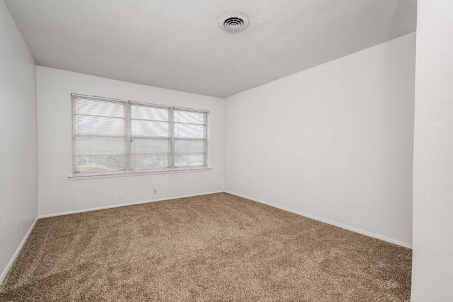 Building Photo - Spacious 4-Bed, 2-Bath Home with Two Living Areas and Huge Shaded Yard – Minutes to UNT/TWU