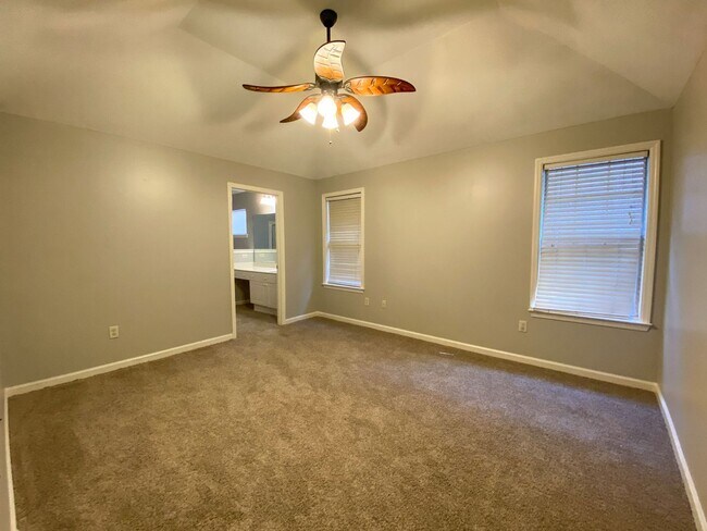 Building Photo - 3 bed, 2 bath in a gated community by Shel...