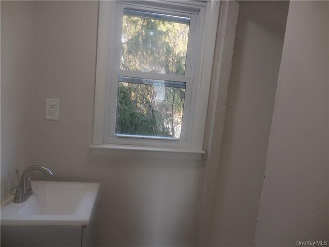 Building Photo - 14 Maurice Ln